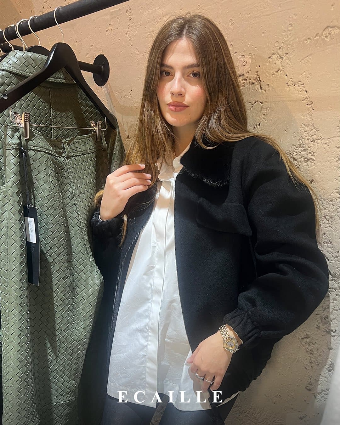 Effortless layers, timeless mood 🤍🖤

#écaille #effortlessstyle #chiclayers #modernminimal #boutiquevibes